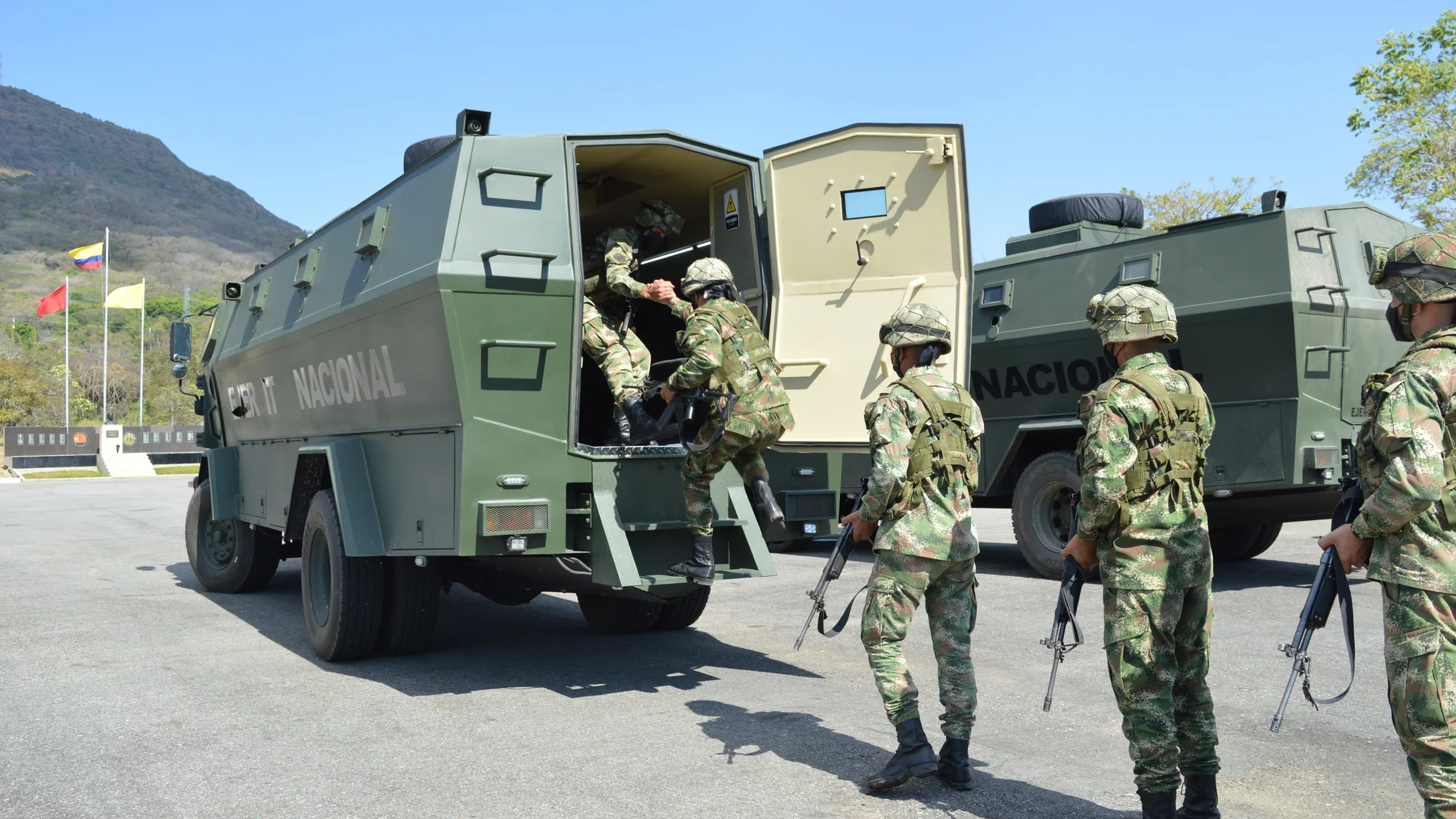 militares-colombianos-subiendo-uno-vehiculos-titan_98